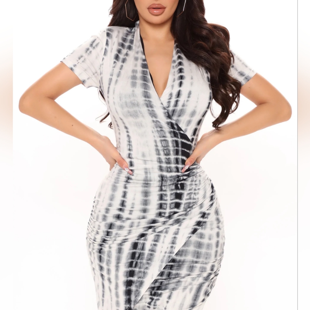 🔥 Faux Wrap Black and Gray Short Sleeved Tie Dye Dress